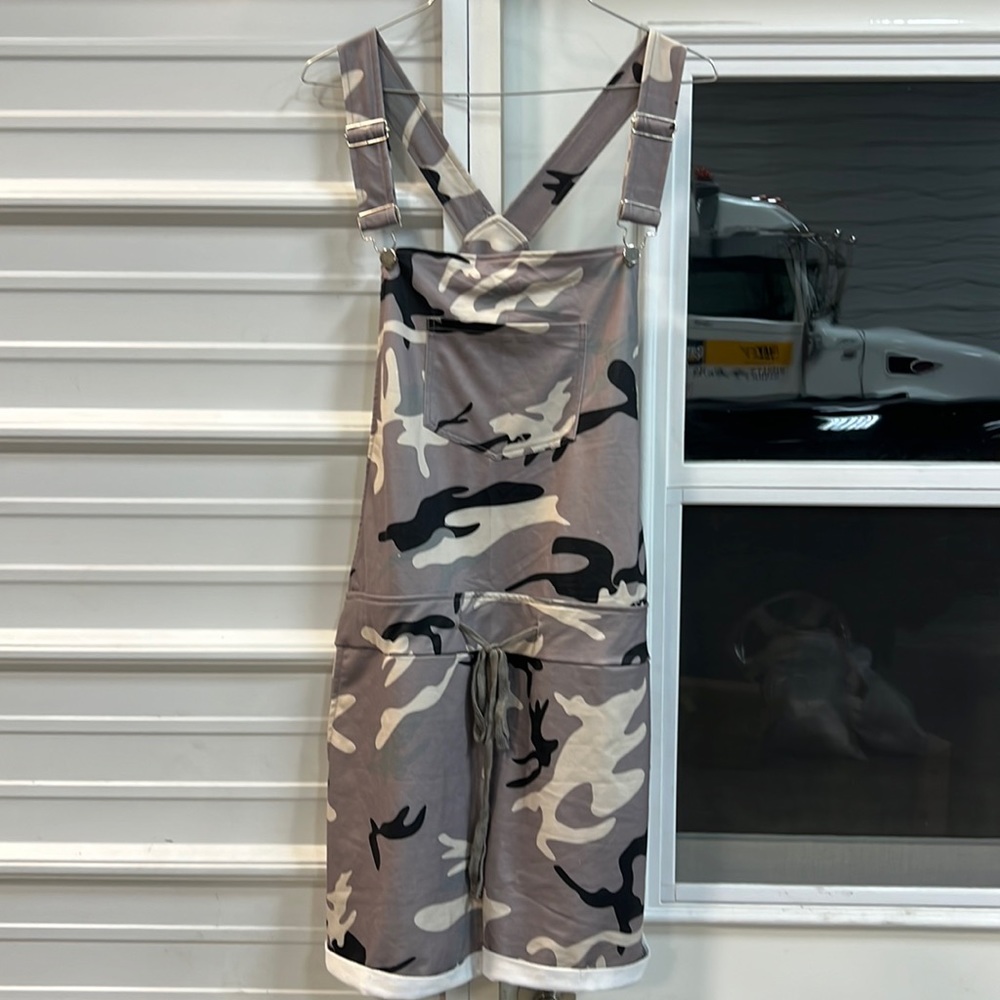 Women’s Camo shortalls size large